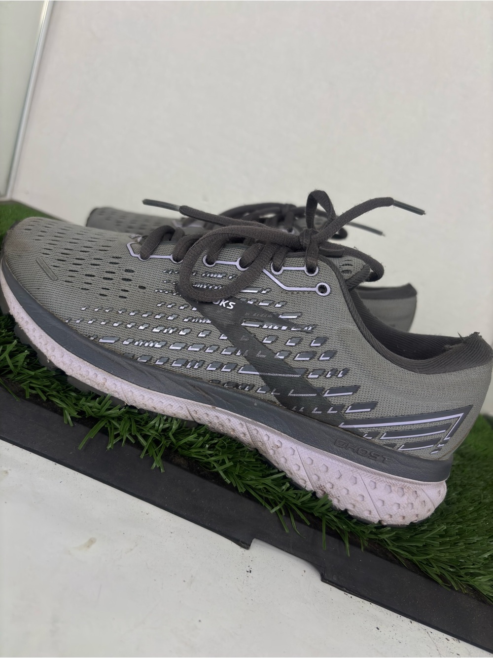 Brooks Ghost 13 Women's Running Shoes 6.5 1203381B051 Sneaker Gray Damaged